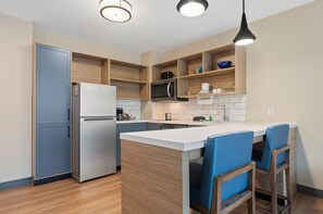 Luxe beddengoed, pillowtop-bedden, een bureau, een laptopwerkplek