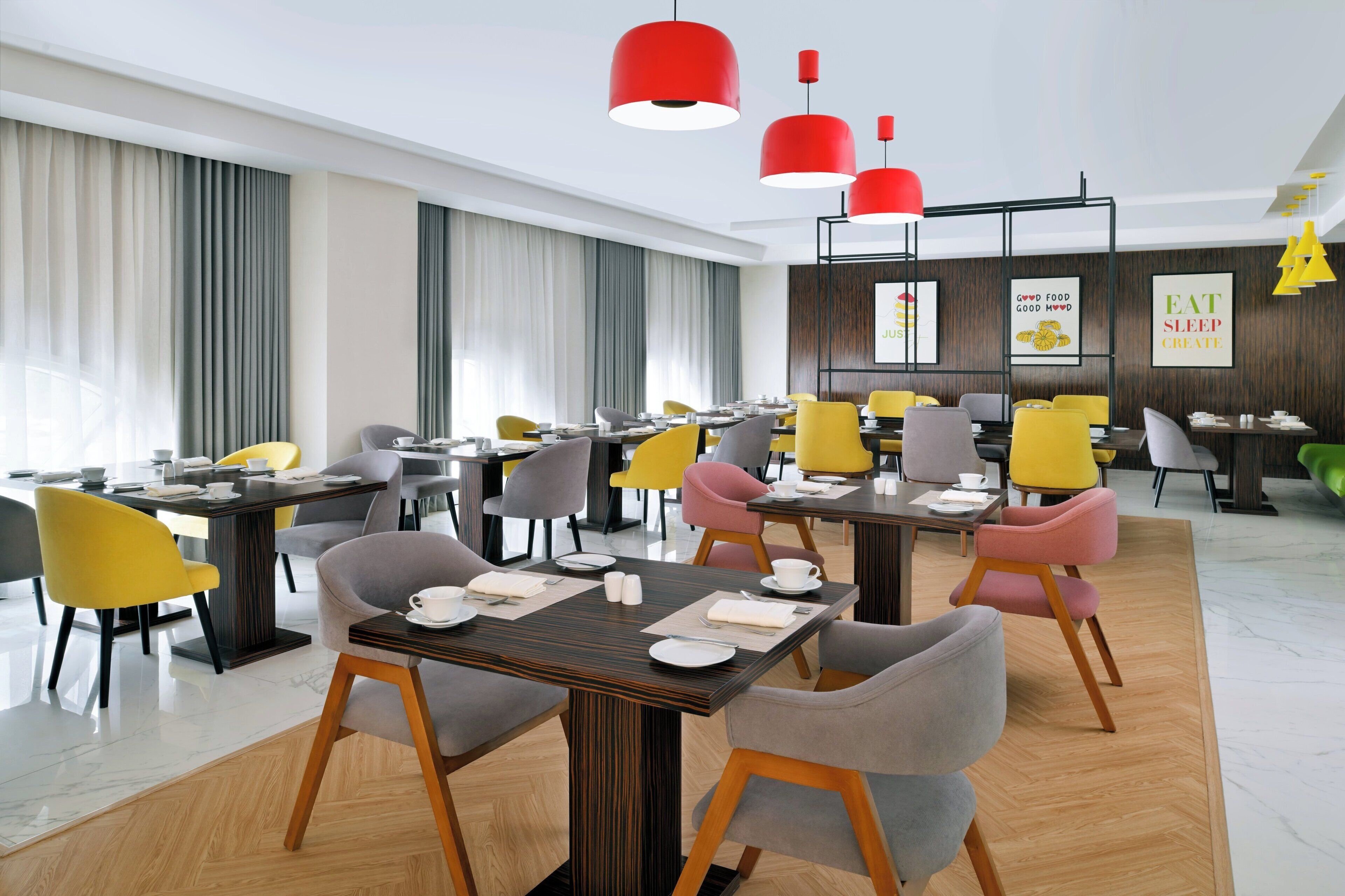 2 restaurants; breakfast, lunch, dinner and brunch served 