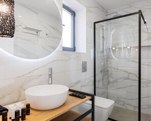 Douche, serviettes fournies, savon, shampoing