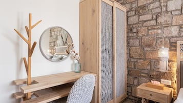 2 bedrooms, in-room safe, iron/ironing board, free WiFi
