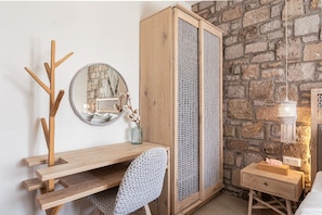 2 chambres, coffres-forts dans les chambres, fer et planche Ă repasser