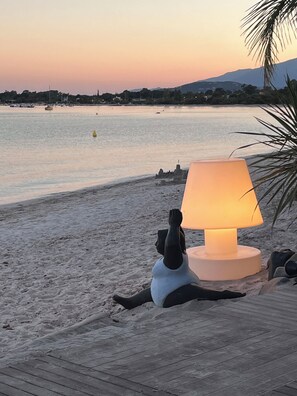 Playa en los alrededores y camastros