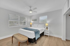 2 bedrooms, iron/ironing board, WiFi, bed sheets - Winter Getaway Stuart - Bring your truck, boat or RV - Large Fenced Yard (Stuart)