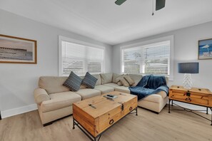 Smart TV - Winter Getaway Stuart - Bring your truck, boat or RV - Large Fenced Yard (Stuart)