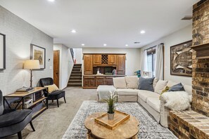 Smart TV, fireplace - Slice of MN Nice 6 MN to MSP Dog Friendly (Mendota Heights)