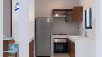 Frigorífico, microondas, horno y placa de cocina