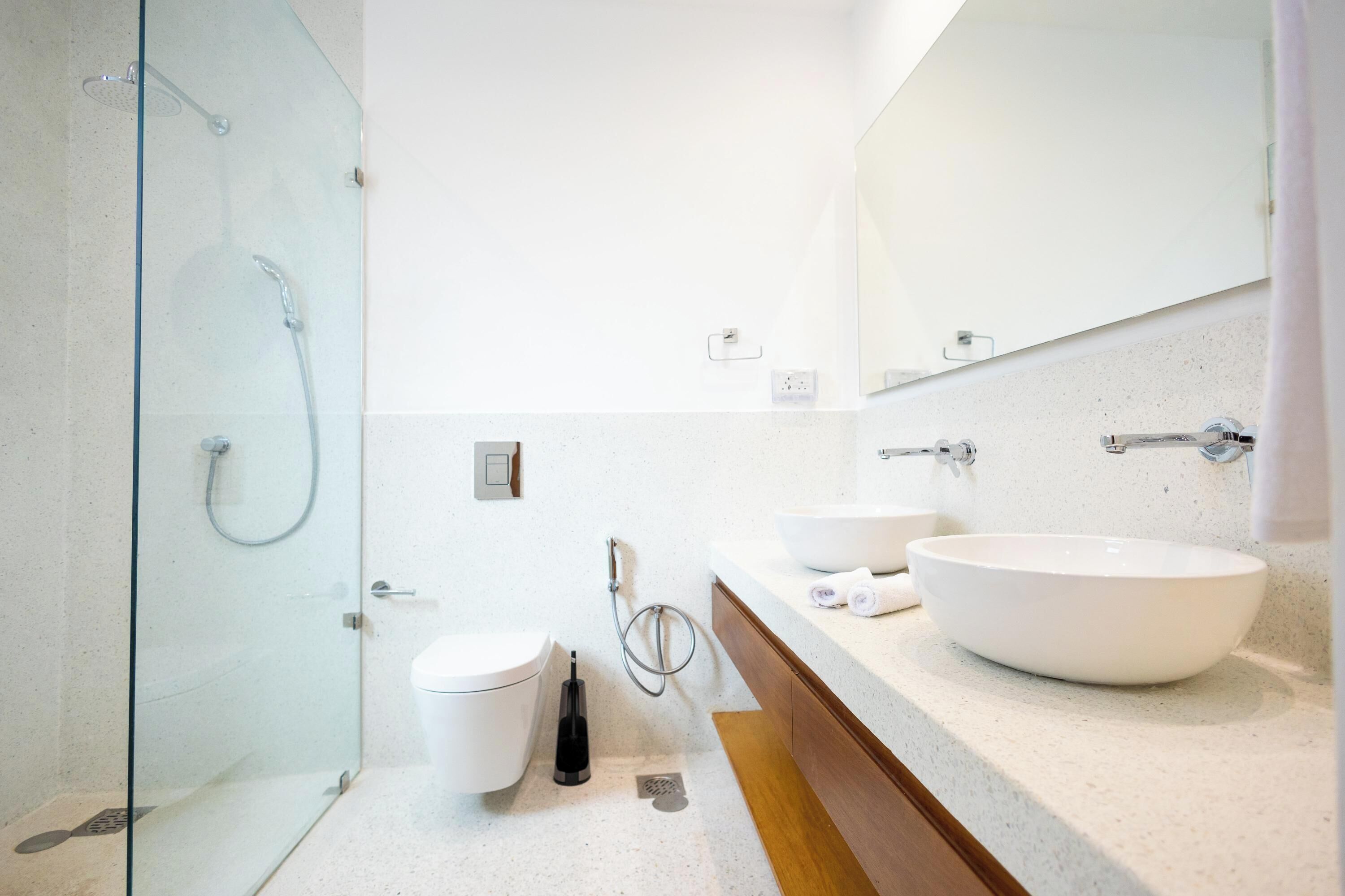 Cabezal de ducha tipo lluvia, batas, bidet, toallas