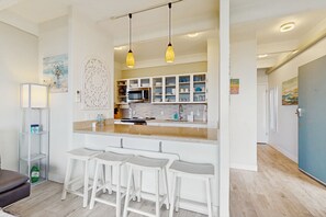 Kjøleskap, mikrobølgeovn, ovn og kokeplater