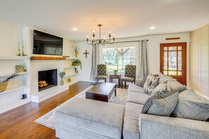 TV, DVD player, books, video library - Fire Pit & Grill: Tyler Home on 5 Acres! (Tyler)
