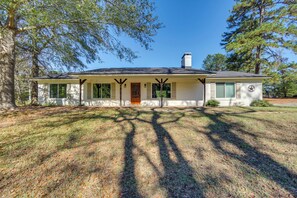 Exterior - Fire Pit & Grill: Tyler Home on 5 Acres! (Tyler)