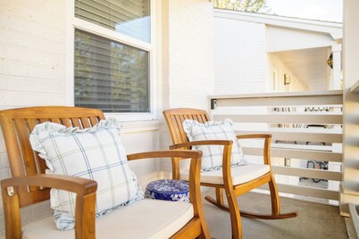 2BR w/POOL in the PERFECT location near Beach and Downtown! Porter #10