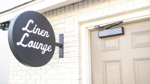 Schild für die Linen Lounge.