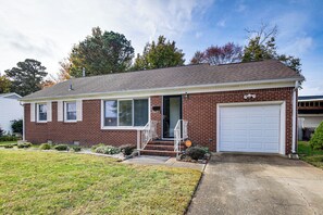 Exterior - 3 Mi to Huntington Beach: Hampton Family Home! (Hampton)