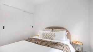 4 bedrooms, desk, WiFi, bed sheets