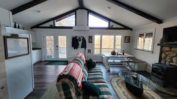 Smart-tv, een open haard en boeken