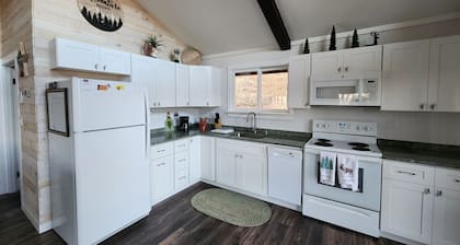 Newly Renovated Charming 2-bedroom Hillside Chalet Apartment