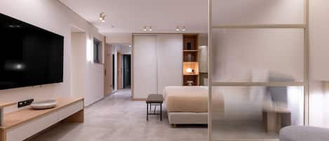 Studio Mewah, pemandangan kebun | Brankas, tirai kedap cahaya, setrika/meja setrika, dan Wi-Fi gratis