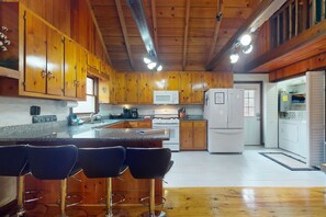 Jääkaappi, mikroaaltouuni, uuni, liesi