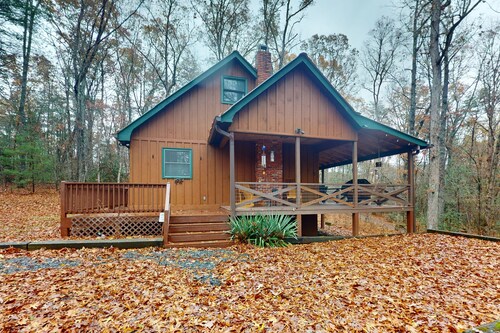 Rustic Blue Ridge Cabin with Porch, Central AC and Gas Fireplace