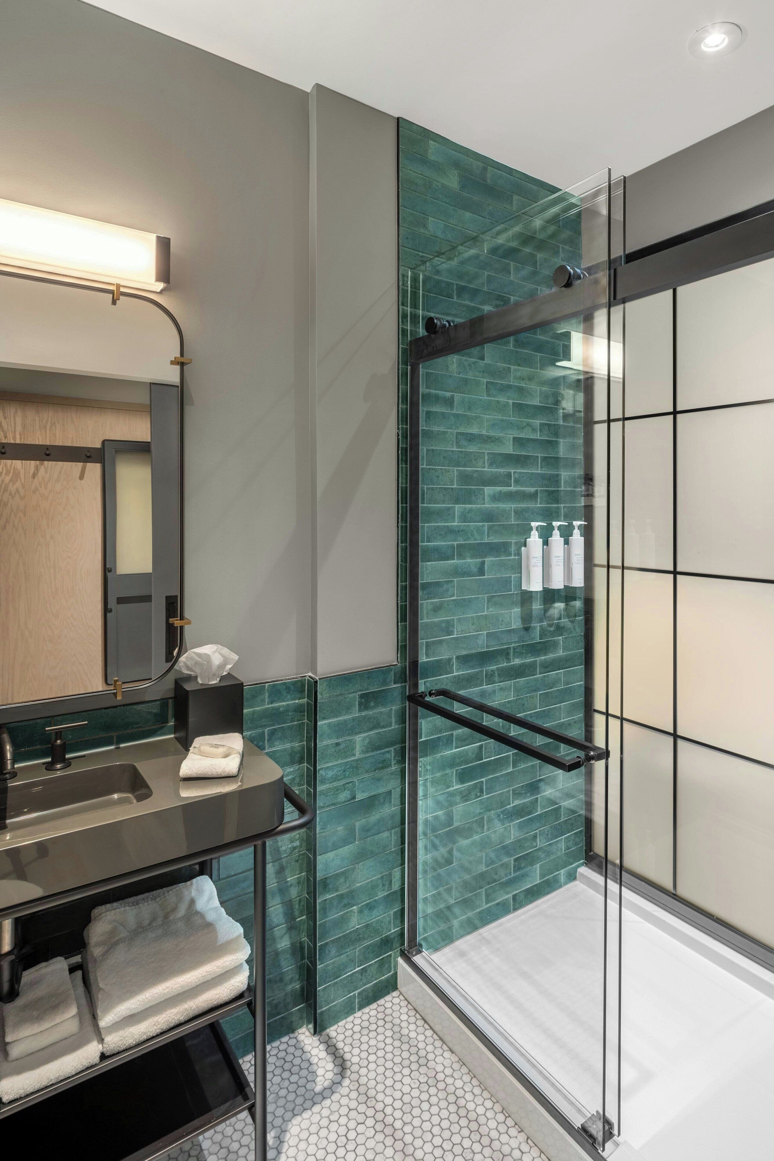 Habitación, 1 cama King size (Window Alcove, Hydrotheraphy Shower) | Baño | Regadera, regadera con hidromasaje, secadora de cabello, toallas 