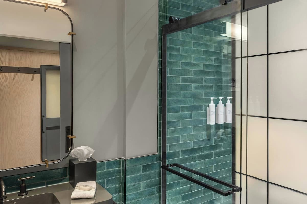 Habitación, 1 cama King size (Window Alcove, Hydrotheraphy Shower) | Baño | Regadera, regadera con hidromasaje, secadora de cabello, toallas