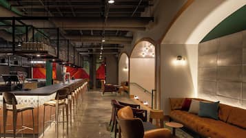 2 bars/lounges, cocktail bar, rooftop bar