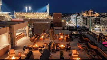 2 bares/lounges, bar de coquetéis, bar na cobertura