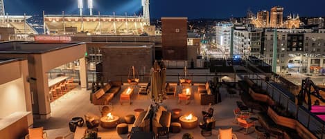 2 bars/lounges, cocktail bar, rooftop bar