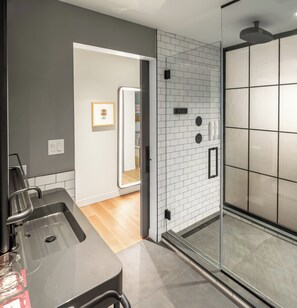 Suite, 1 cama de matrimonio grande | Baño | Ducha, cabezal de ducha con hidromasaje, secador de pelo y toallas