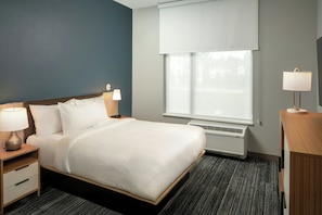 Studio, 1 King Bed | Hypo-allergenic bedding, desk, laptop workspace, blackout drapes