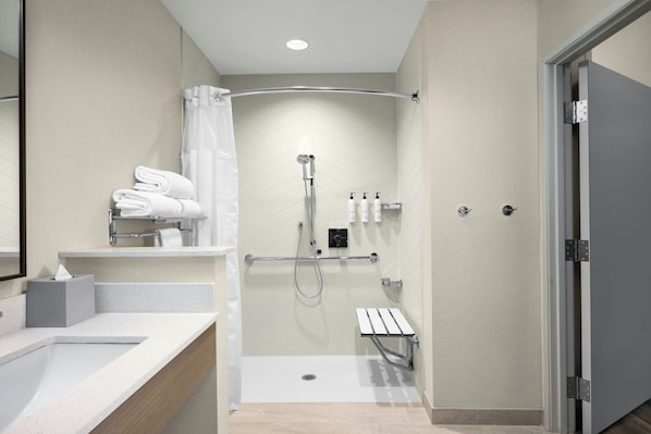 Un baño moderno con ducha, lavabo e inodoro.