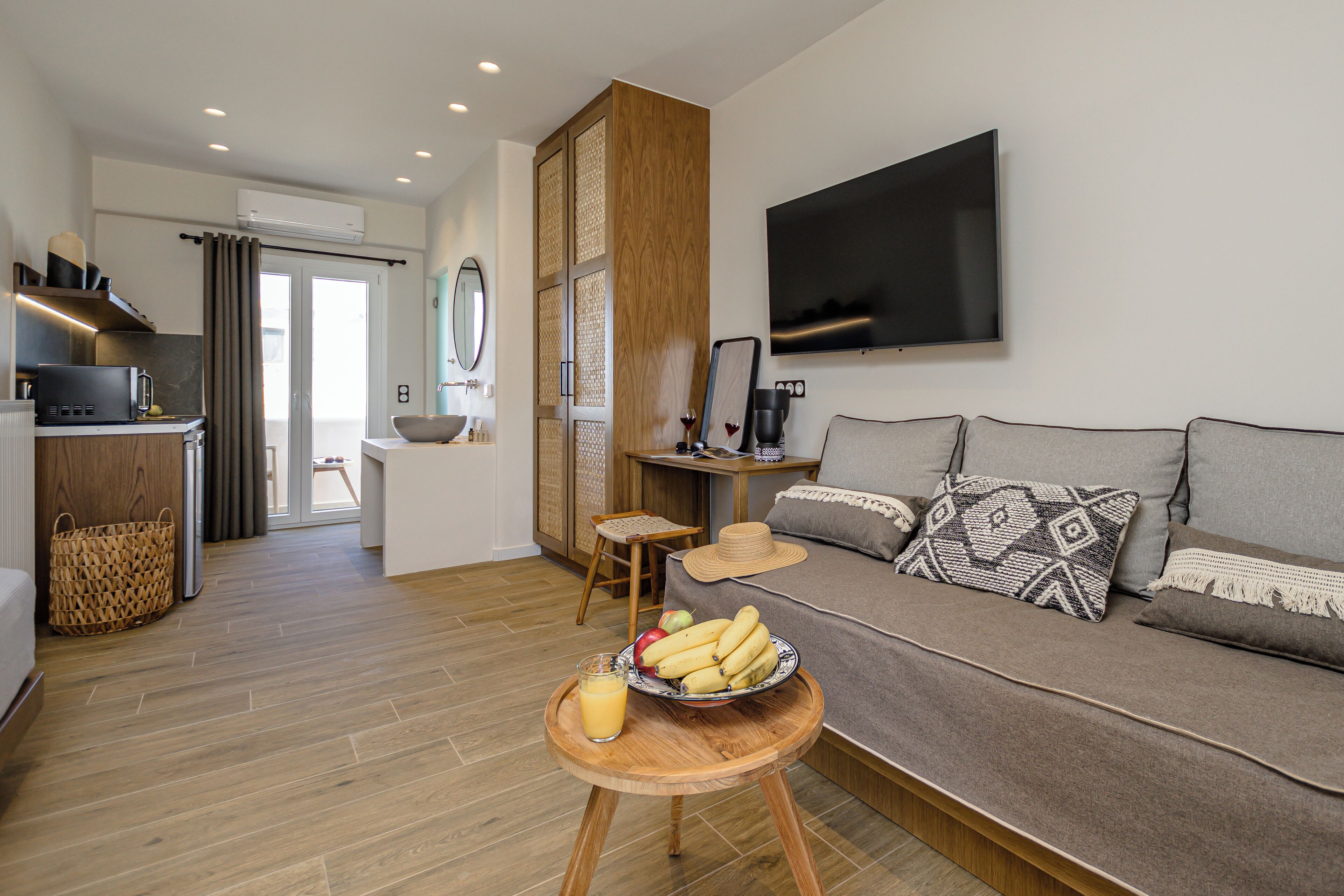 43-inch TV with cable channels