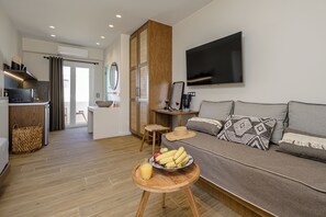 Apartamento estándar | Zona de estar | Televisión de 43 pulgadas con canales por cable