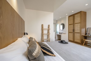 Standard Apartment | Premium bedding, minibar, in-room safe, laptop workspace