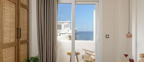 Deluxe Apartment | Premium bedding, minibar, in-room safe, laptop workspace