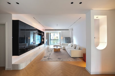 Eastern Hub - Designer Apartment with Open Kitchen and Super Large Sofa