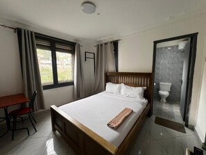 1 bedroom, iron/ironing board, WiFi - Deluxe Double Bedroom Entebbe with En-suite Bathroom (Nkumba)
