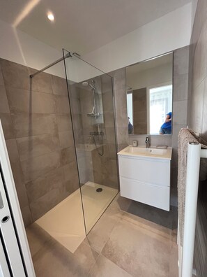 Dusche, Haartrockner, Handtücher