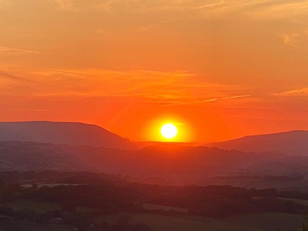 Cozy Countryside Retreat & Stargazing Heaven"" With Wood-fired Hot Tub" - Monmouthshire