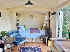 1 habitación, tabla de planchar con plancha, wifi gratis y ropa de cama 