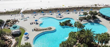 Utendørsbasseng og et oppvarmet basseng