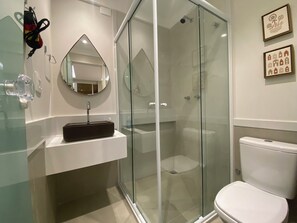 シャワー、ヘアドライヤー、タオル、石鹸