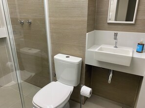 Douche, sèche-cheveux, serviettes fournies, savon