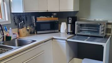 Coffee/tea maker, electric kettle, blender, cookware/dishes/utensils