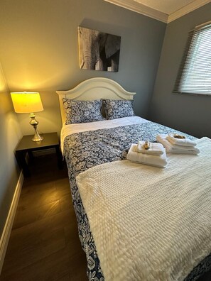 2 bedrooms, desk, iron/ironing board, free WiFi - Cozy Guest Suite Kelowna  (Kelowna)