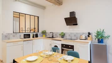 Een koelkast, een microgolfoven, een oven, een kookplaat