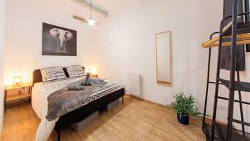 1 slaapkamer, een bureau, een strijkplank/strijkijzer, reisbedje