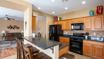 冰箱、微波炉、烤箱、炉灶