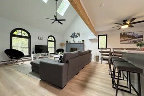 TV connectée, cheminée, jeux vidéo, baby-foot