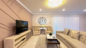 TV - Stunning 9BR Pool Villa/ Sleeps 16+/ Near Disney (Davenport)